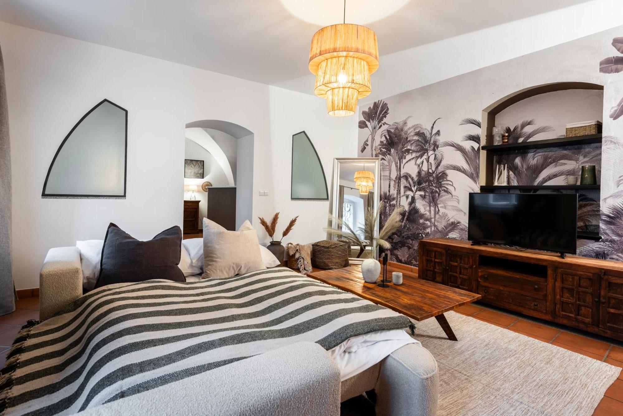 Luxury Retreat By Charles Bridge Apartament *