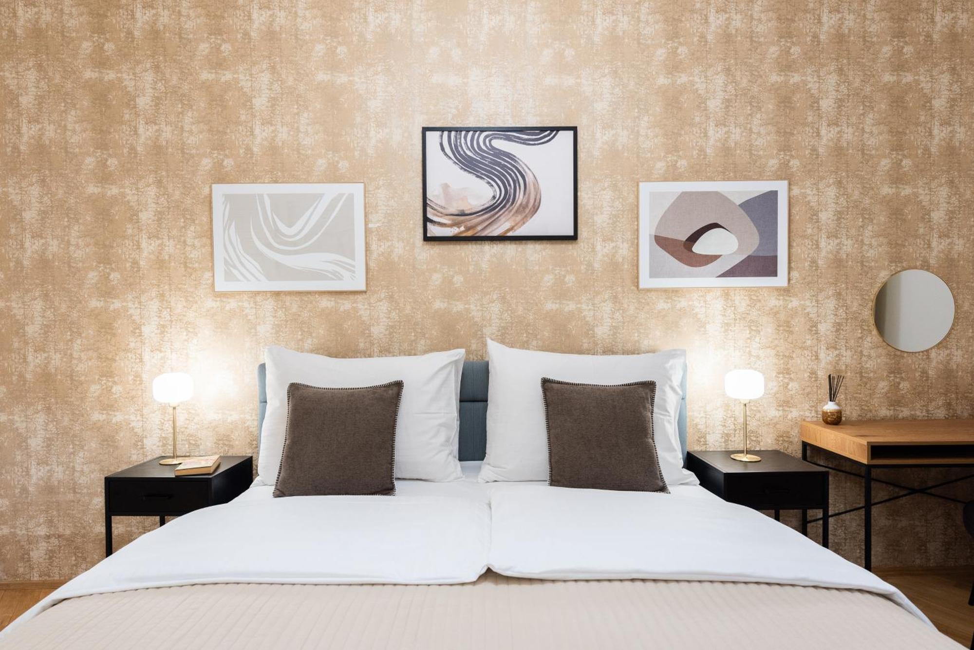 Luxury Retreat By Charles Bridge Apartament
