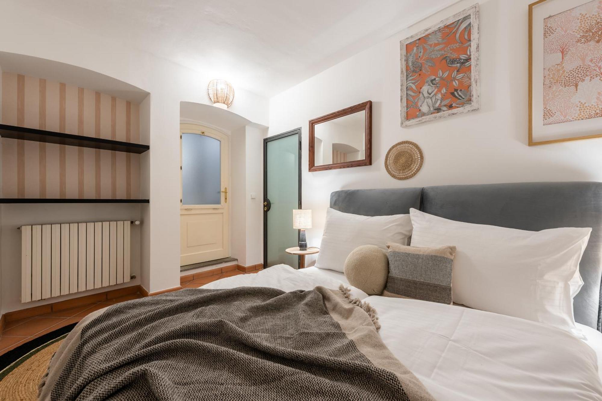 Luxury Retreat By Charles Bridge Apartament *