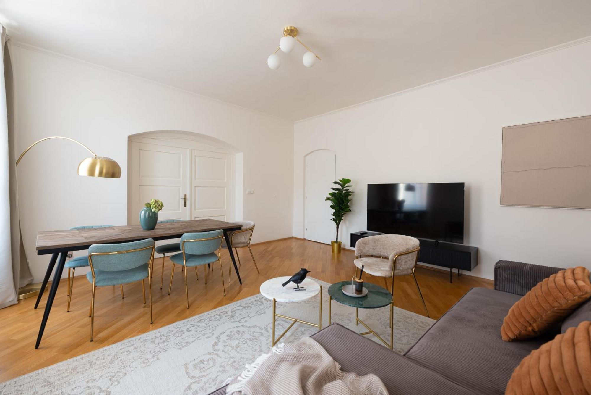 Luxury Retreat By Charles Bridge Apartament *